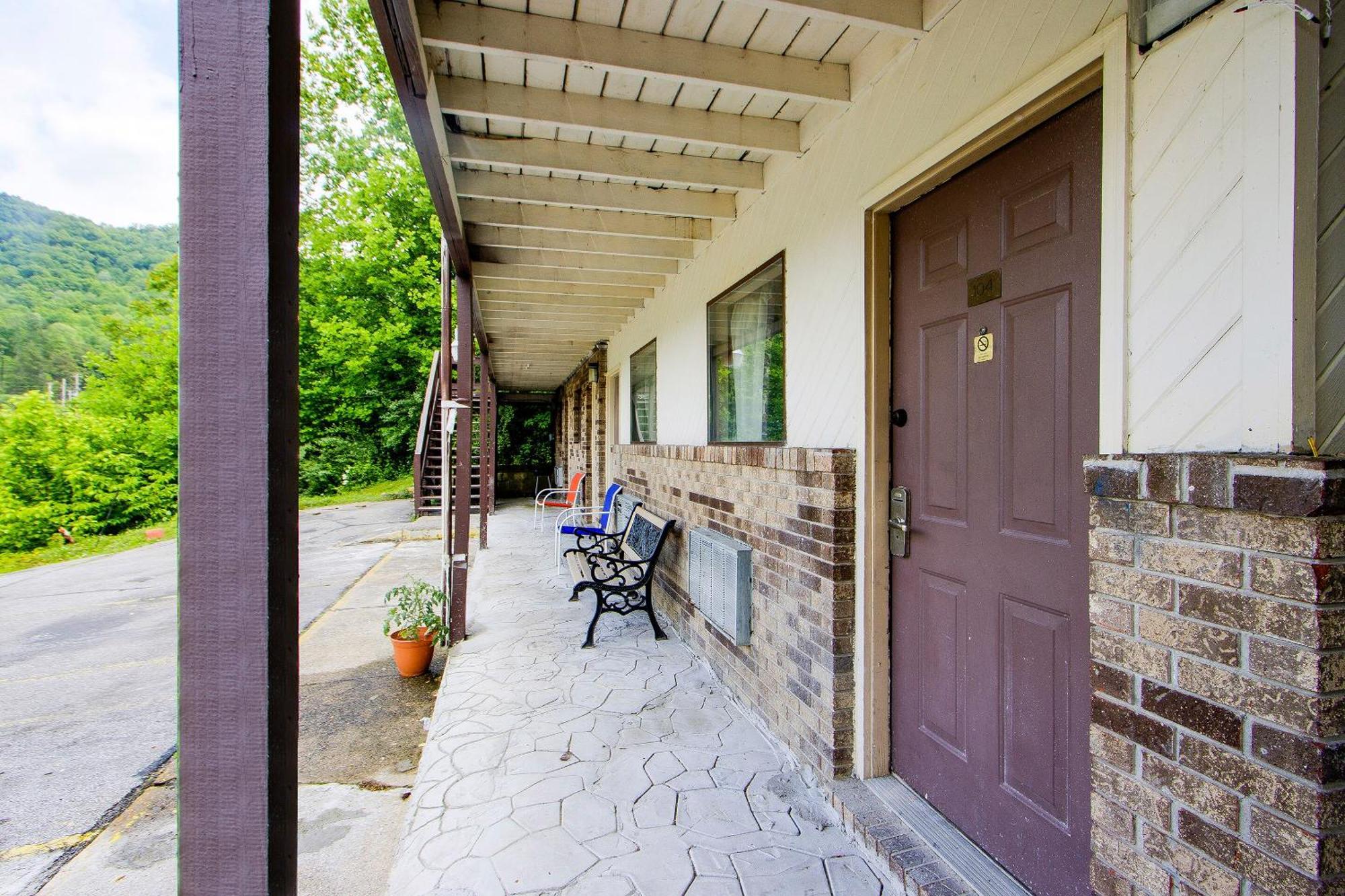 Oyo Hotel Chapmanville Inn, Wv - Hwy 119 Kültér fotó